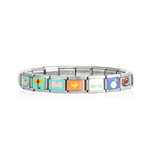 Dettaglio del bracciale in acciaio inossidabile con icone in smalto colorato e maglie quadrate