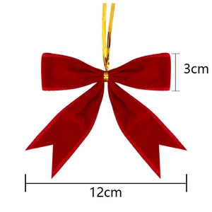 Nœud de Noël en velours rouge avec attache dorée, largeur 12 cm, sur fond blanc épuré