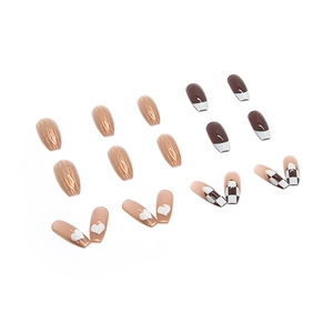 Faux ongles chocolat cœur avec motifs damier et flammes, forme cercueil longue