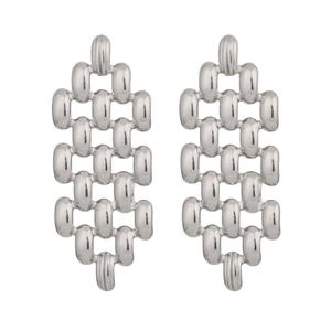 Détail macro de boucles d'oreilles à maillons entrelacés avec une finition argentée