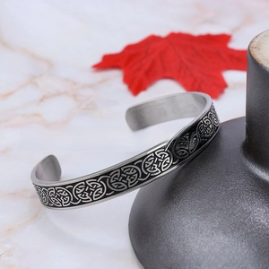 Détail du bracelet viking en acier inoxydable avec motifs de nœuds celtiques sur marbre