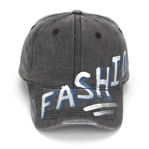 Dettaglio cappellino in denim grigio scuro lavato con stampa graffiti alla moda