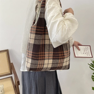 Grande borsa shopper in lana a quadretti marroni indossata a spalla, stile vintage