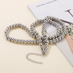 Vue détaillée d'un collier de perles en acier poli avec un fermoir mousqueton réglable