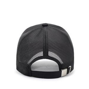 Vue arrière de la casquette trucker en maille noire avec boucle métallique réglable