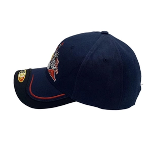 Détail de la broderie USA et des coutures rouges sur la visière d'une casquette marine