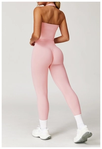 Vue arrière d'un ensemble de yoga rose avec haut dos nageur et leggings effet push-up
