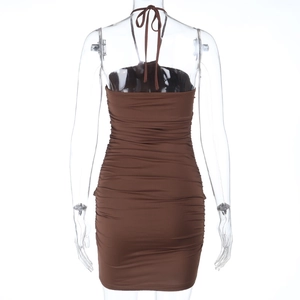 Dettaglio del design halter scollato e tessuto increspato sul mini abito marrone attillato