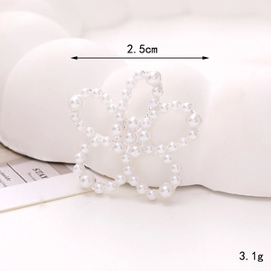 Détail macro d'un accessoire floral en perles de 2,5 cm pour chaussures et coques