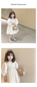 Détail d'une robe beige à manches bouffantes pour fille avec un panier en osier perlé