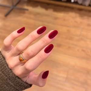 Short oval velvet red press-on nails with retro gold gemstone ring for autumn winter