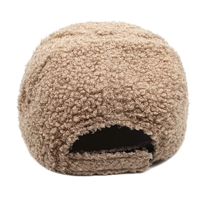 Détail de la casquette de baseball beige en polaire avec sangle arrière réglable et texture