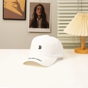Gorra de béisbol blanca estructurada con letra B bordada en negro y texto en la visera