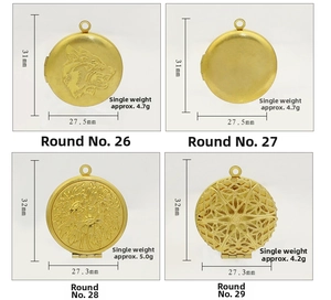 Détail de pendentifs médaillons ronds dorés avec motifs de loup et reliefs floraux