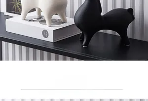 Détail de statues d'animaux abstraites en céramique mate noir et blanc sur étagère