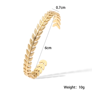 Detailed view of gold leaf-shaped cuff bracelet showing 6cm diameter and 0.7cm width