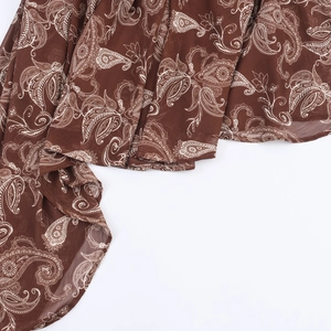 Abito bohémien in chiffon con stampa paisley marrone, orlo asimmetrico e cintura in vita