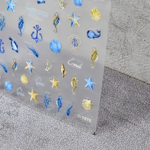 Vue macro détaillée d'autocollants nail art monde sous-marin avec hippocampes et coquillages