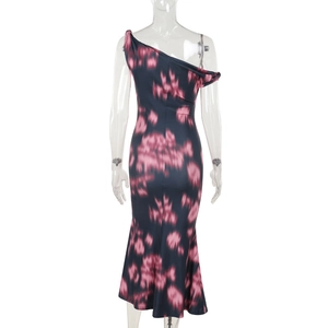 Détail de vue arrière d'une robe sirène ajustée avec imprimé abstrait rose sur noir