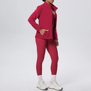 Vista laterale dettagliata del set da yoga rosso in tre pezzi con giacca e leggings