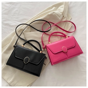 Détail de sacs bandoulière tendance en cuir PU en couleurs noir et magenta