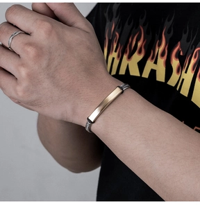 Detailansicht des zweifarbigen Edelstahl-Armbands im Punk-Stil in Gold und Silber