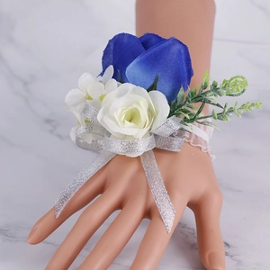 Elegante polscorsage met koningsblauwe en witte zijden rozen, kant en zilveren lintstrik