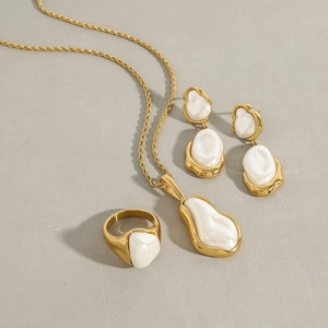 Parure de bijoux en acier titane doré avec métal fluide et incrustation de perles