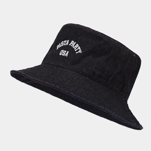 Détail de la broderie USA PASTA PARTY sur un chapeau bob en denim noir de qualité
