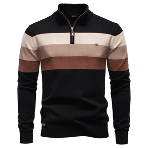 Détail d'un pull en maille à rayures colorées avec col montant demi-zippé pour hommes