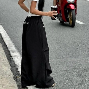 Pantalon cargo noir à jambes larges pour femme avec bordure en dentelle et broderie