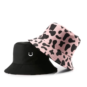 Cappello da pescatore reversibile alla moda con stampa mucca e ricamo smiley