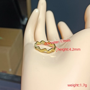 Minimalistischer goldener Wellenring aus Edelstahl mit 17mm Durchmesser und 4.2mm Höhe