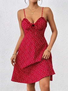 Rotes Minikleid mit weißem Herzmuster, Spaghettiträgern und Rüschen am Ausschnitt