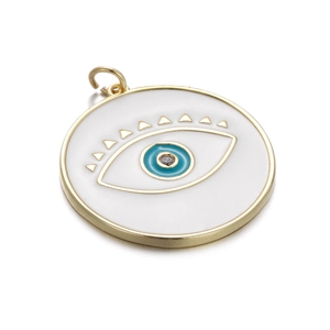 Nahaufnahme von goldenem Evil Eye Anhänger mit weißer Emaille und blauem Kristall