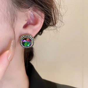Gros plan sur boucle d'oreille carrée vintage avec pierre dégradée et diamants brillants