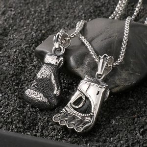 Pendentif gant de boxe et pied en acier inoxydable pour homme avec finition mate brossée