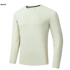 Détail d'un t-shirt à manches longues abricot avec manches raglan et col rond lisse