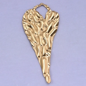 Détail du pendentif cœur doré avec texture martelée unique en acier inoxydable 304