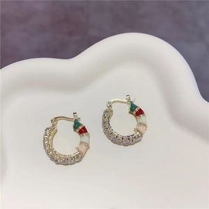 Eleganti orecchini a cerchio in oro con smalto colorato e brillanti cristalli di zircone