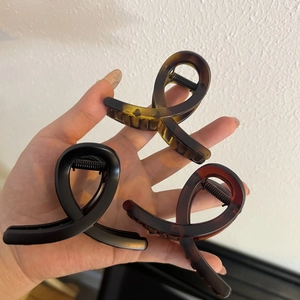 Elegant matte black and tortoise shell hair claws for women's retro hairstyle
