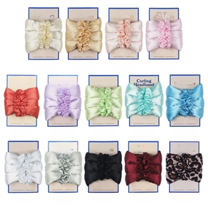 Set mit 14 bunten Satin-Lockenwicklern ohne Hitze in verschiedenen Farben und Mustern