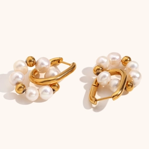 Detail of 18K gold-plated U-shaped earrings with freshwater pearls and gold beads