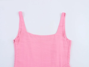 Dettaglio del vestito rosa con scollo quadrato, trama in cotone e cerniera invisibile