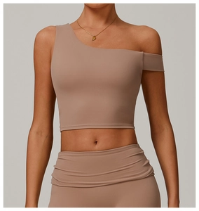 Détail de la brassière asymétrique moka et du legging taille haute en tissu mat recyclé