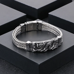 Détail du bracelet en acier inoxydable 316L avec texture écailles de dragon sur présentoir