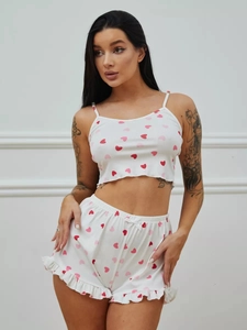 Vorderansicht eines weißen Loungewear-Sets mit roten Herzmustern und Rüschensaum