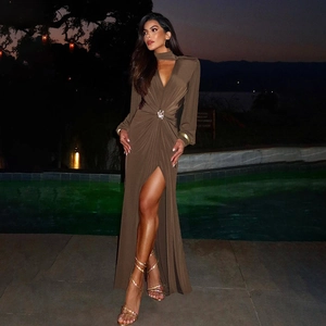 Robe longue moulante marron avec col en V profond, fente haute et boucle en strass