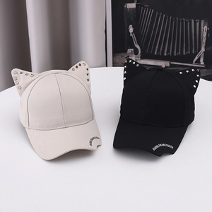 Gorras de béisbol negras y beige con orejas de gato de remaches y letras laterales