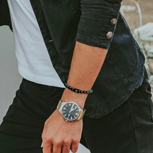 Bracelet pour homme en pierre de lave avec lettre R et perles noires mates au poignet